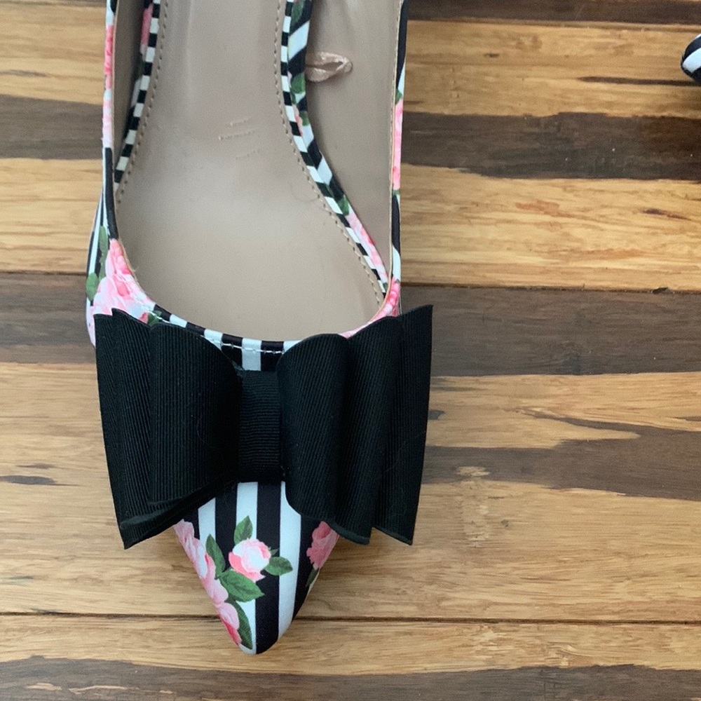 Betsey Johnson Floral Stripe Bow Bret Pumps - Picture 2 of 6